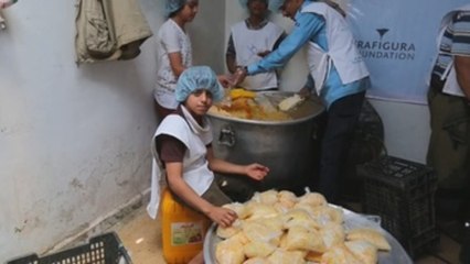 Un comedor social sirve el único plato diario en la zona más pobre de Saná
