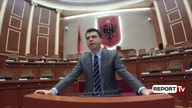 Basha s’lëshon foltoren, vijon me akuzat ndaj Xhafajt ‘live’ nga Facebooku me sallën e boshatisur