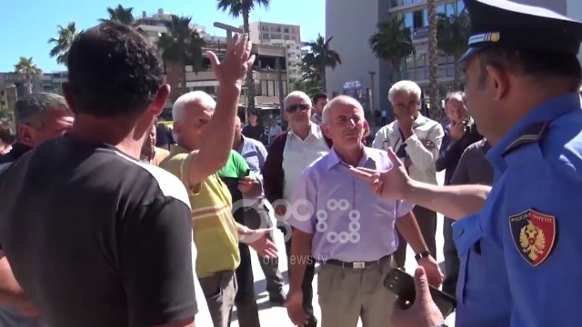 Ora News - Durrës, banorët tentojnë të hyjnë me forcë në bashkinë e Dakos