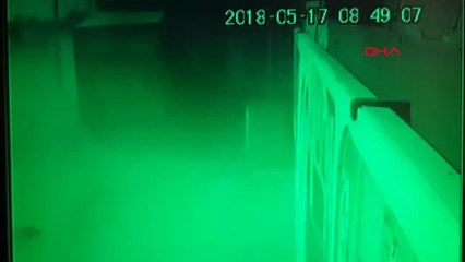 Büyükçekmece'de Kamyonun İş Yerine Çarptığı Kaza Kamerada