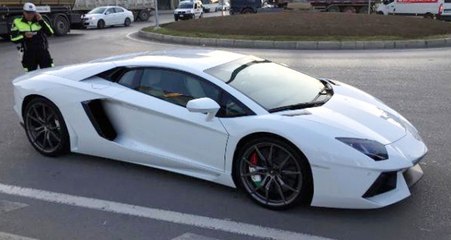 Egzozundan Yüksek Ses Çıkan Lüks Otomobili, Polise Şikayet Ettiler