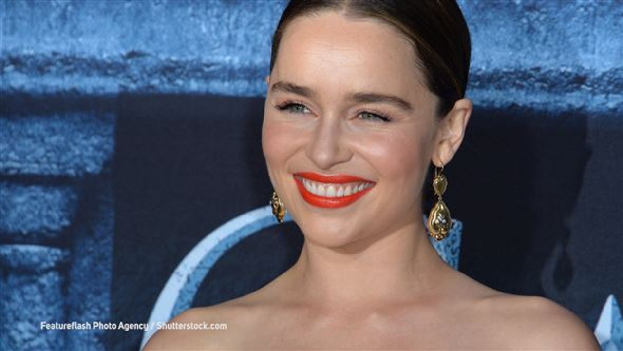 Auf rotem teppich: emilia clark geigt reporter die meinung