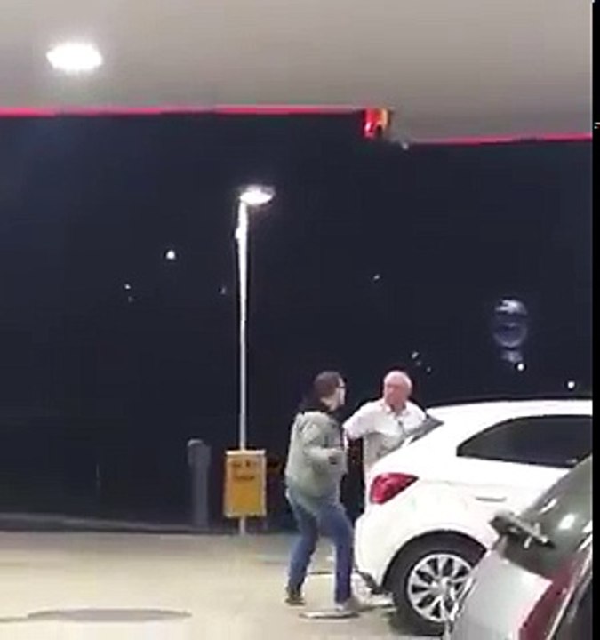 Antônio Fagundes apanhando em um posto de gasolina