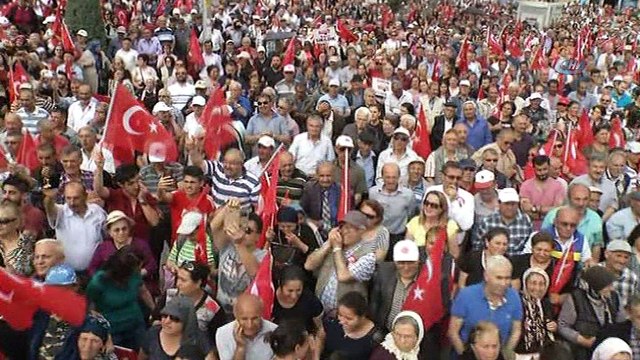 Muharrem İnce: 'Banka önlerinde sıraya girin. Devletin örtülü ödeneği ile mi, milletin 50 lira 100 lirasıyla mı kampanya daha iyi yapılıyor göreceğiz'