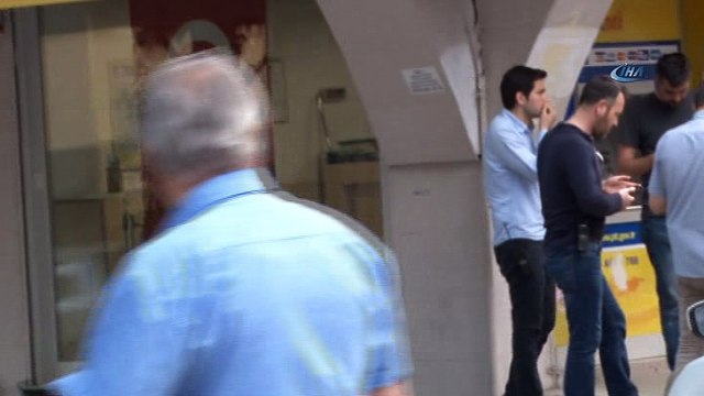 Küçükçekmece’de PTT şubesine gelen silahlı ve maskeli soyguncular 11 bin lira alarak kayıplara karıştı. Olay yerine polis ekipleri sevk edildi.