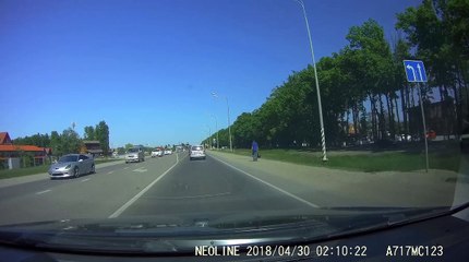 Un motard évite un piéton et se prend une voiture (Russie)