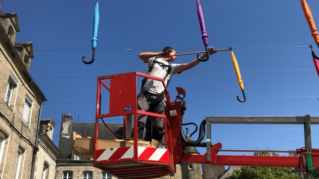 Un ciel de parapluies en cours de réalisation