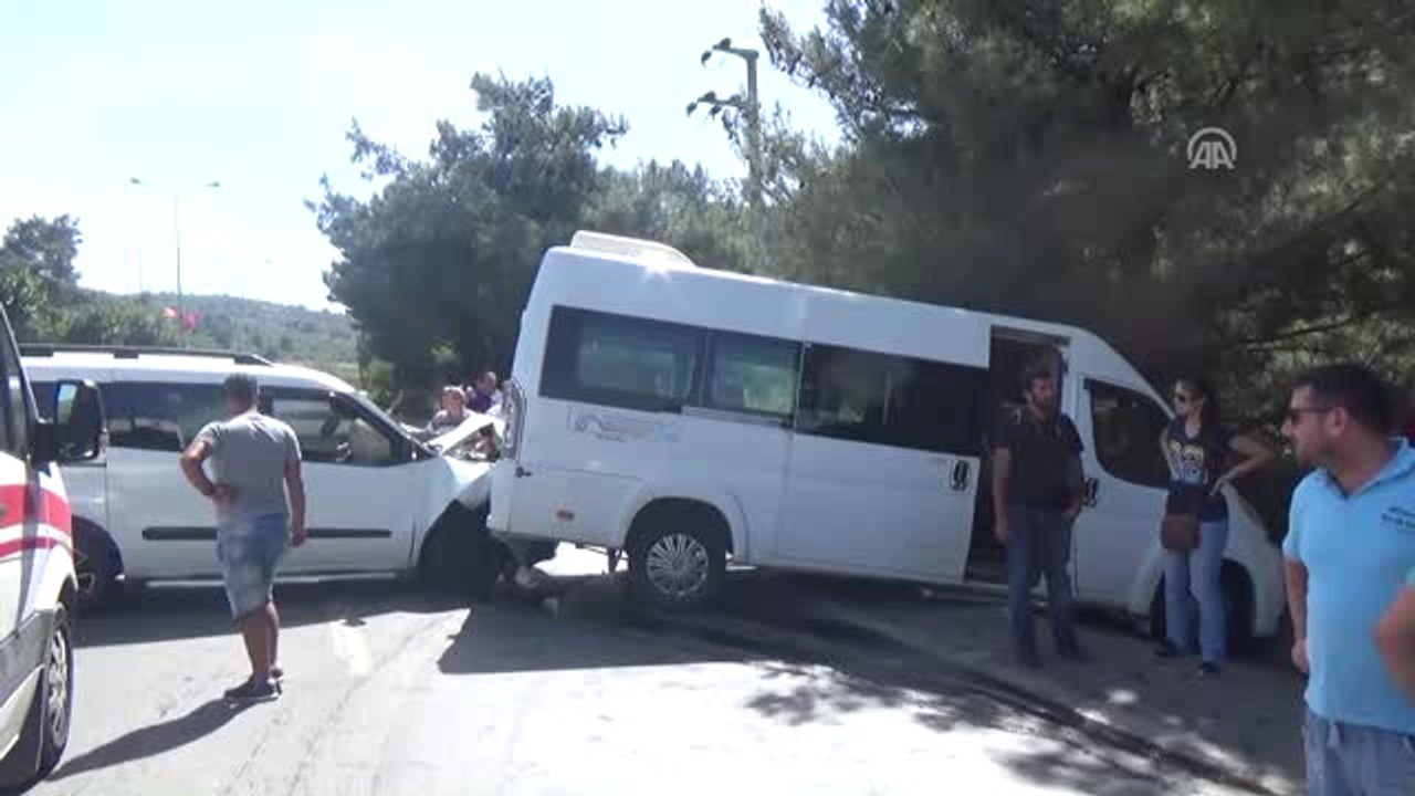 Öğrenci Servisiyle Hafif Ticari Araç Çarpıştı: 1 Yaralı