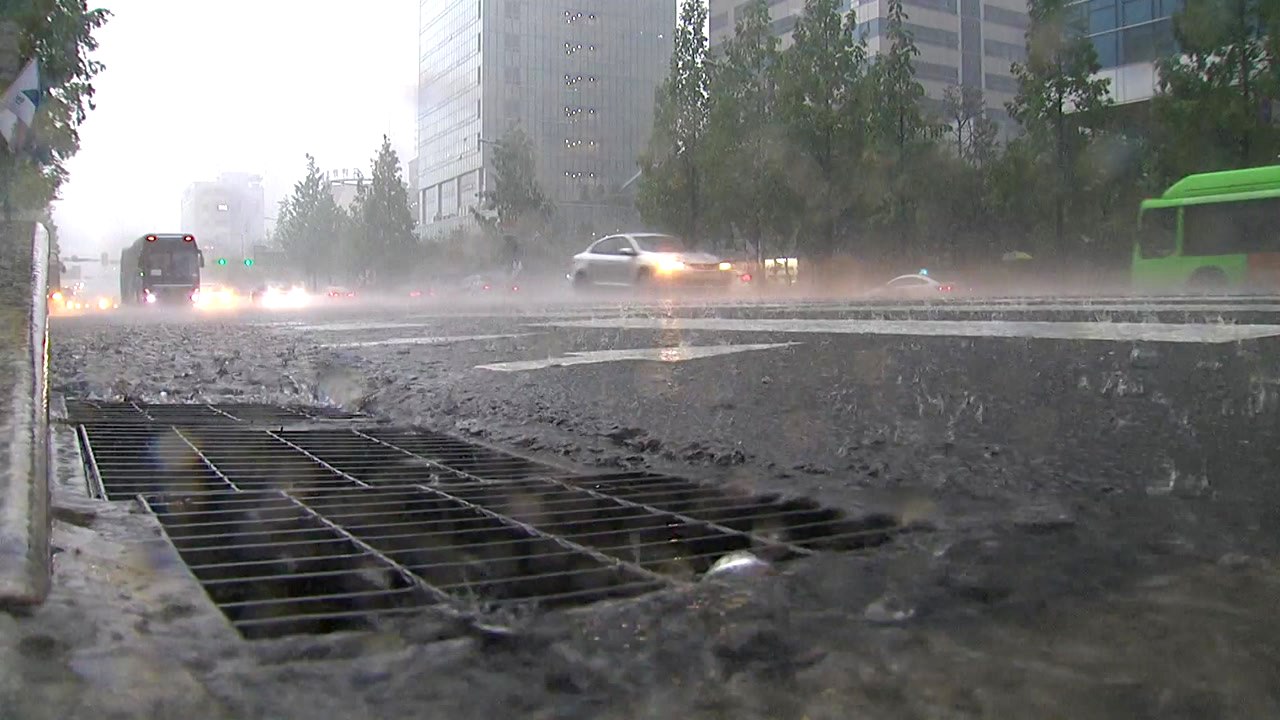 벌써 장마 왔나?...중부 사흘째 국지성 호우 / YTN