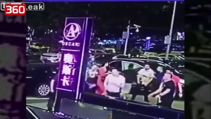 Një djalë i "mbush duart" të dashurës së tij, shiko reagimin e djalit... (360video)