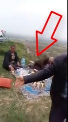 Tải video: Alkolü Fazla Kaçırınca Uçurumdan Düşen Amca (Erik Dalı Eşliğinde)