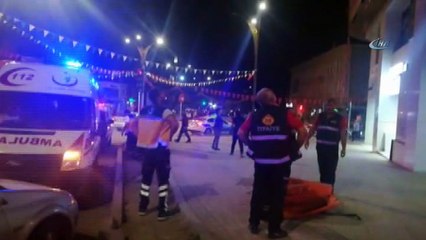 İş merkezinin çatısına çıkarak intihara kalkıştı