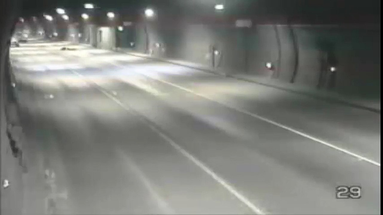 Paciente cai da ambulância em túnel!