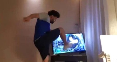 Atletico Madrid Yenilgisine Sinirlenen Marsilya Taraftarı Televizyonu Parçaladı