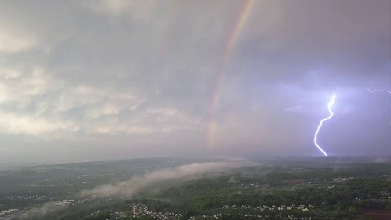 Un arc en ciel se forme en plein orage à Chester County, Pennsylvania