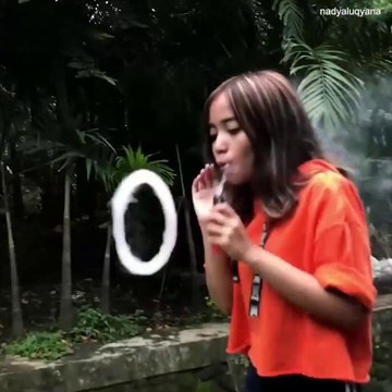 La reine du Vaping et des ronds de fumée!