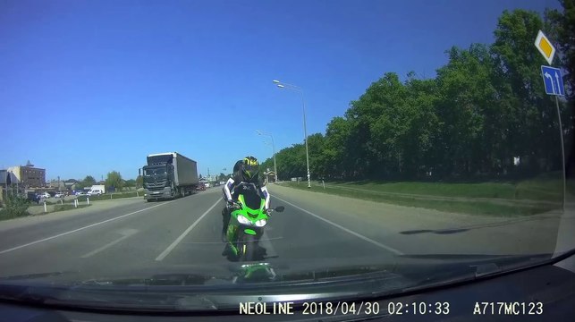 Ce motard évite un piéton et se jette sur une voiture