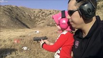 Il apprend à sa fillette de 4 ans à tirer au pistolet et elle adore ça