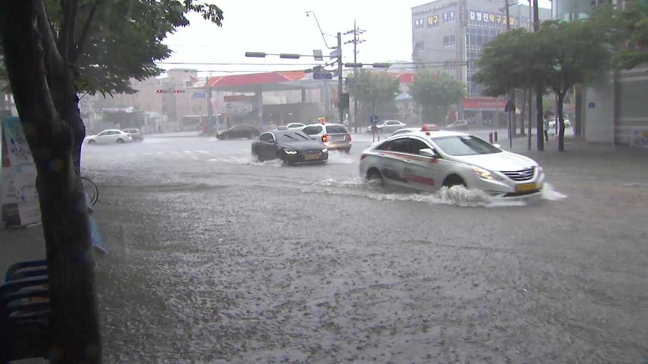 벌써 장마 왔나?...중부 사흘째 국지성 호우 / YTN