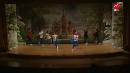 مسرح_مصر | علي طريقة #محمد_صلاح .. علي ربيع يظهر مهاراته في كورة القدم