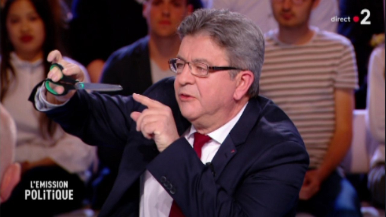 [Zap Actu] Jean-Luc Mélenchon joue avec des ciseaux pour illustrer la politique Macron (18/05/2018)