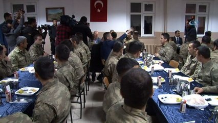 Bakan Soylu Mehmetçikle sahur yaptı