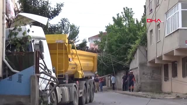 Sultanbeyli'de Çocuklar Freni Boşalan Tır'ın Altında Kalmaktan Son Anda Kurtuldu