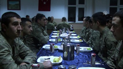 İçişleri Bakanı Soylu askerlerle sahur yaptı - HAKKARİ
