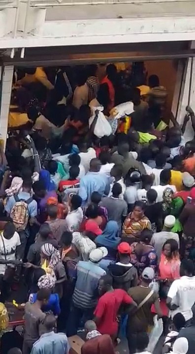Boulangerie Sandaga. Les vigiles sont armés de Taser pour faire reculer les ...