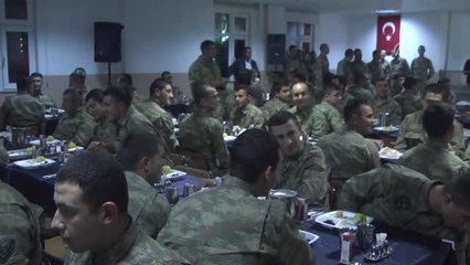 İçişleri Bakanı Soylu Askerlerle Sahur Yaptı - Hakkari