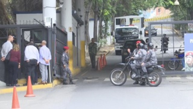 Presos políticos venezolanos cumplen dos días amotinados en el Sebin sin respuestas