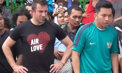 Del Piero Beri Pelatihan Teknik Dasar ke Anak-anak di Medan