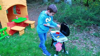 BARBECUE MAGIQUE ! - Il faut toujours être gentil avec son frère - Kids Pretend Play Barbecue