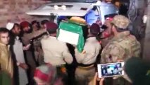 Yeh Hai Pak Fauj Ka Jazba, Aur Yeh Hai Aik Shaheed Ka Baap Jo Bete Ki Mayyat Ko Khud Kandha De Raha Hai