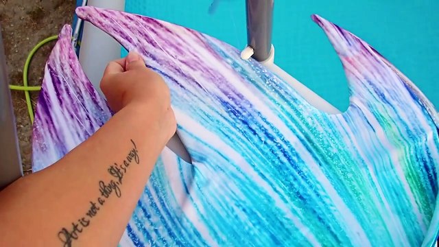 DES SIRÈNES DANS LA PISCINE _ Comment nager comme une sirène _ Family Vlog