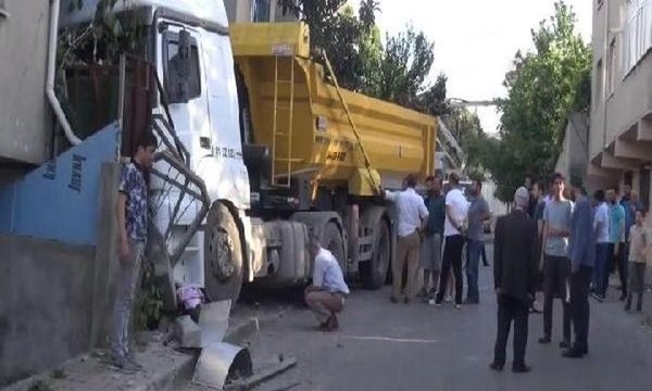 Çocuklar freni boşalan TIR'ın altında kalmaktan son anda kurtuldu