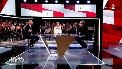 Jean-Luc Mélenchon arrive à l'Émission Politique avec une paire de ciseaux