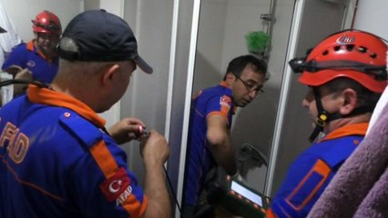 Duvardan açılan delik ile yavru kedi hayata döndü