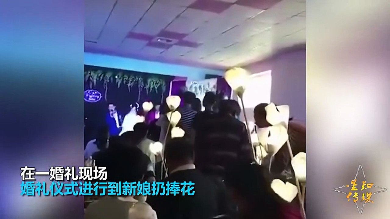 婚礼现场新娘扔捧花“捅破”天花板_网友__砸中的年内都结婚