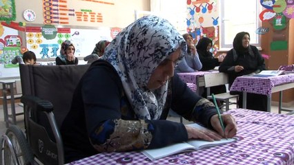 Doğuştan engelli 52 yaşındaki kadının okuma yazma azmi
