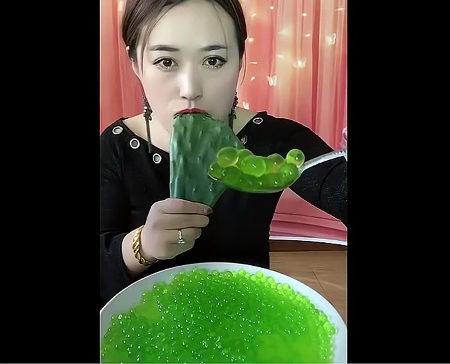 美食达人吃爆爆珠和仙人掌-_味道还不错