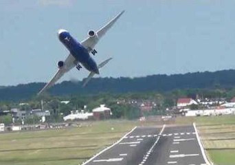 Impressive Boeing 787 Touch Down and Take Off