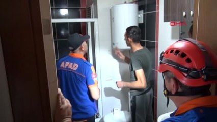 Denizli Duvarı Delip Yavru Kediyi Kurtardılar