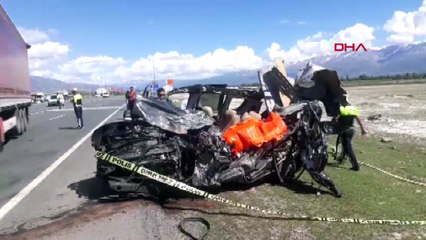Halk otobüsü ile otomobil çarpıştı:  2 ölü, 16 yaralı