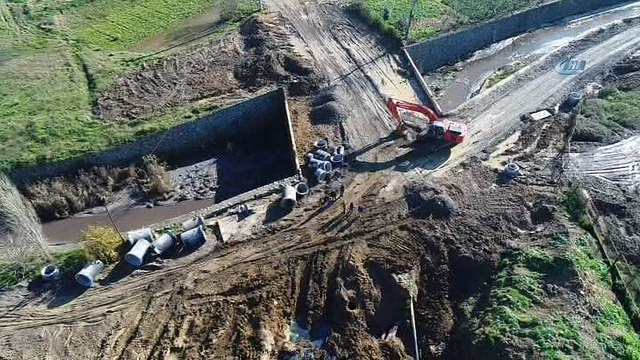 Tuzla’da çok sayıda kişinin etkilenmesine yol açan kimyasal kokuya ilişkin başlatılan soruşturma kapsamında 4 kamyon şoförü, 3 şirket yöneticisi ,1 mühendis gözaltına alındı.