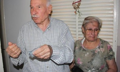 Ev sahibini tartaklayıp köpeği çaldı