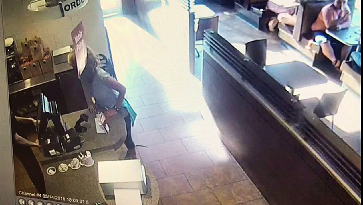 Un serveur refuse l'accès aux toilettes à une femme