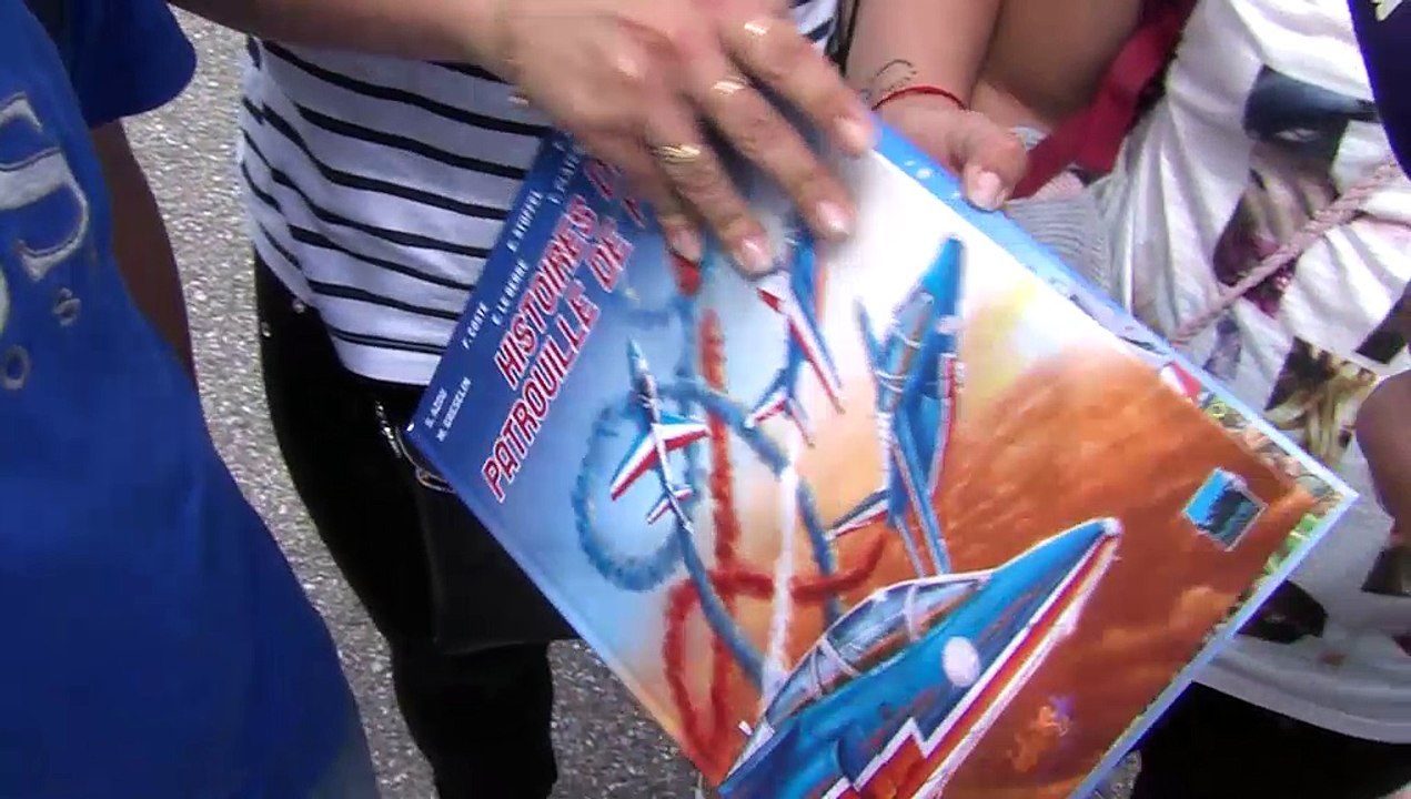 Un pilote de l'équipe de voltige et une famille de fans