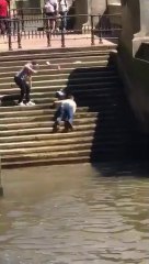 Il voulait juste se rapprocher de la Tamise et fini à l'eau