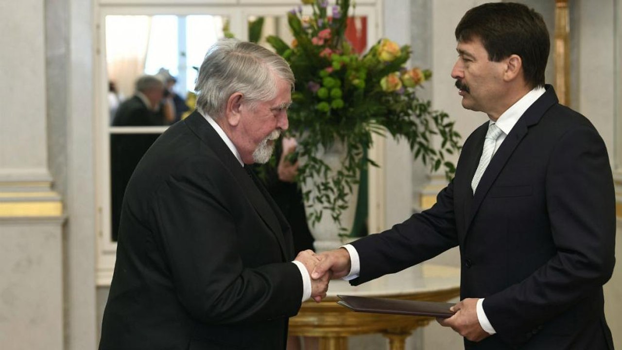 Kinevezte az új kormány tagjait Áder János
